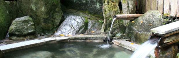 大自然の中の開放的露天風呂